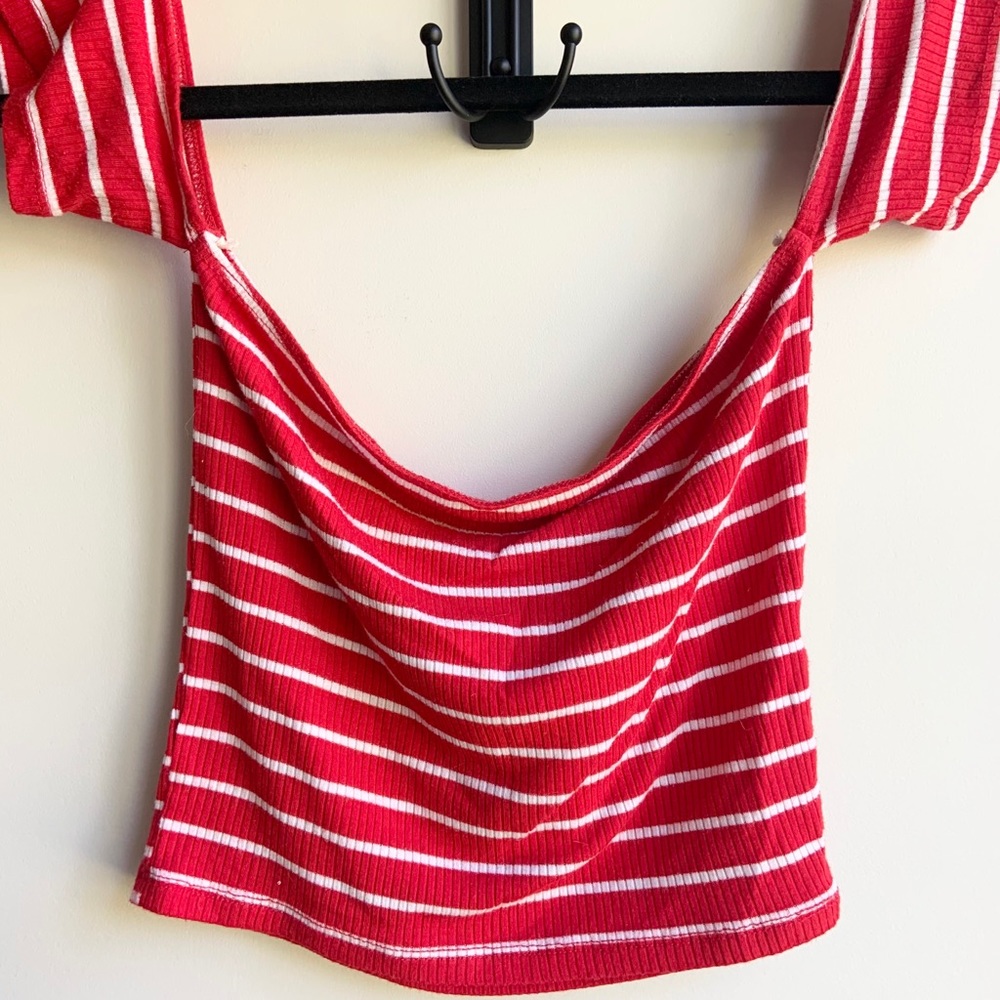 Cute off the shoulder candy cane striped top!🤍❤️
